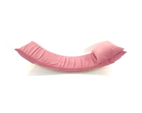 Wygodny materacyk z poduszką od firmy drewnokreacją. Zapewni komfortowy odpoczynek po zabawie lub przyjemne miejsce do poczytania książki w ulubionym miejscu